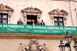 Cort s'il·lumina de verd per conscienciar sobre el càncer