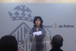 La regidora de Sanitat i Consum, Antònia Martín, durant la roda de premsa d'aquest dilluns.