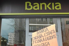 Moment de l'acció a l'oficina de Bankia.