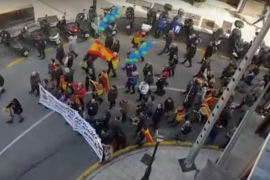[VÍDEO] Unes 300 persones es manifesten per exigir equiparació salarial entre la Policia espanyola i l’autonòmica