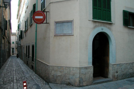 Reclama que li retornin la casa que una parenta cedí per a l'Hospital