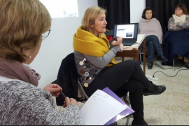 «Si les dones ens aturam, el món s'atura. Si deixam d'atendre l'àmbit domèstic, el sistema no és sostenible», ha assenyalat Rosa Cursach, directora de l'IBdona.