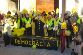 Imatge de la 'Rua Groga'. Centenars de persones han participat de la celebració.