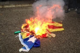 Fotografia d'una bandera estelada cremant-se