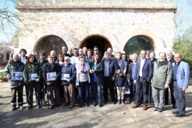 La presidenta i el conseller han entregat un reconeixement a devuit persones, a les quals s'ha entregat una còpia d'una foto de l'Albufera de l'any 1922.