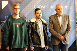 Ensenyat rep els dos joves que patiren una agressió homòfoba i catalanòfoba