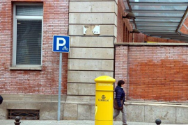 Apareix rompuda la nova placa de ‘Plaça de la República’ de Manresa