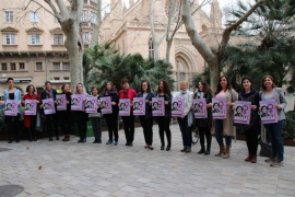 Les dones del Govern municipal de Palma mostren el seu suport a la vaga feminista