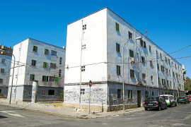 Cort comença el tancament del solar situat en els habitatges socials del Camp Redó