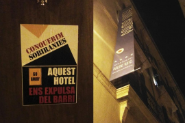 Assenyalen amb cartells diversos Hotels Boutique com a responsables de l’expulsió dels veïnats