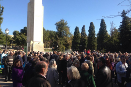 Desenes de persones es concentren per defensar el monument de Sa Feixina.