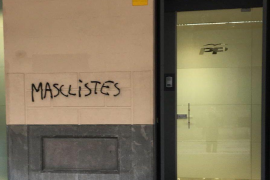 Pintades a la seu del PP acusant-los de «masclistes»