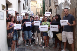 La concentració es va convocar via xarxes socials i es va fer divendres a les 20 h.