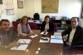 Reunió entre els grups de l'oposició del consistori i la consellera insular de Territori, Mercedes Garrido.