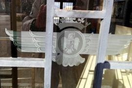 Els responsables de l'aeroport de Son Bonet encara no han tengut temps de retirar la simbologia franquista.