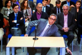Diego Torres, exsoci d'Iñaki Urdangarin, en una imatge recollida de la pantalla que es troba a la sala de premsa de l'Escola Balear de l'Administració Pública (EBAP), on se celebra el judici pel cas Nóos, a l'inici de la seva declaració aquest dimarts davant el tribunal de l'Audiència de Palma. 