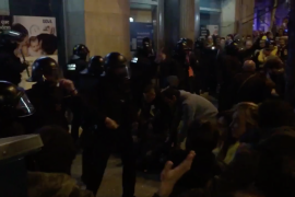 Els Mossos d’Esquadra carreguen contra els manifestants a Barcelona