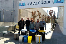 L’Ajuntament d’Alcúdia entrega contenidors i papereres de reciclatge a l’IES Alcúdia