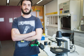 Un jove mallorquí crea una pinça per fer fotos en el microscopi amb el mòbil