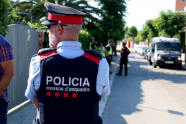 La policia espanyola deté els dos mossos que acompanyaven Puigdemont