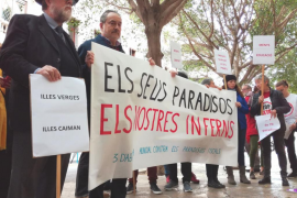 Foto-acció contra els paradisos fiscals davant la Delegació d'Hisenda a Palma