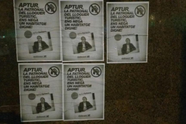 Endavant aferra cartells a la seu d'Habtur per denunciar que la patronal «nega el dret a l'habitatge»