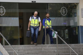 Agents de la Policia Nacional durant una recerca per extorsió de la Policia Local a la Platja de Palma 