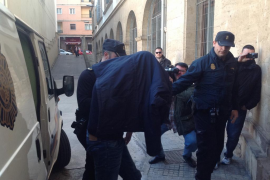 Un dels policies locals a la seva arribada als jutjats. 