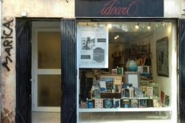 Denuncien l'aparició d'una pintada homòfoba a la llibreria Ideari