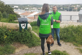 La regidora de Medi Ambient de Maó posa en marxa una campanya de civisme a peu de carrer