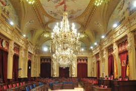 Els equips de la Xarxa Vives i del G9 han celebrat la final de la III Lliga de Debat de la UIB al Parlament aquest divendres