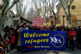 Més de 200 persones s’han manifestat en defensa dels refugiats.