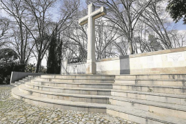 Amenacen amb denúncies l’Ajuntament de Castelló per la retirada d’una creu franquista