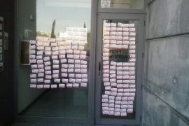 Acte d'un grup de 'Mòpies rancunioses' a la seu de la immobiliària Oliver Mateu