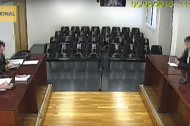 [VÍDEO] Una jutgessa demana a un advocat que es tregui un llaç groc de la camisa, ja que «tots sabem què significa»