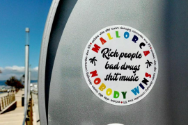 Apareixen unes vistoses ferratines contra el «turisme elitista blanc que destrossa Mallorca»