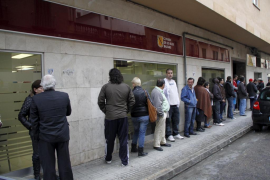 A nivell anual, les dades indiquen que el nombre d'aturats es redueix en un total de 8.585 persones en relació amb l'exercici anterior, és a dir, una baixada del 10,69% d'aturats.