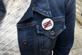 Un jutge amenaça de no casar una parella si la núvia no es treu una xapa del presos polítics