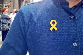 Veten l’entrada a Capitania General de Barcelona a un jove per dur un llaç groc