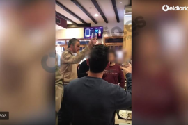 [VÍDEO] Policia espanyola i VOX brinden amb vi per la decisió de mantenir els líders catalans a presó