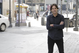 Cake minuesa és un conegut activista de la web Ok Diario. A diverses plataformes web se'l pot veure provocant altres incidents amb polítics catalans i espanyols, la majoria d'esquerres.