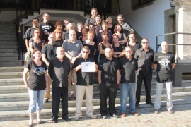 Un grup d'empleats municipals, ahir davant les cases de la Vila, vestits de negre.