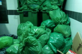 FES-UGT ha exigit a l'Ib-Salut que revisi el compliment del protocol de recollida de residus evitar que l'acumulació provoqui infeccions entre els treballadors i usuaris.