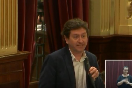 Antoni Camps posa 'El novio de la muerte' mentre parla Jarabo al Parlament