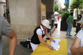 La responsable de la paradeta de l'entitat 'Hablamos Español' ha insultat a un jove catalanoparlant.