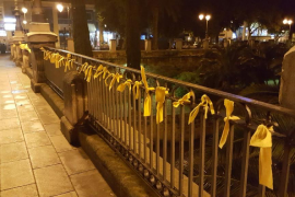 Apareixen llaços grocs al pont de la Riera de Palma en el marc de la #SetmanaLlibertatExpressió 