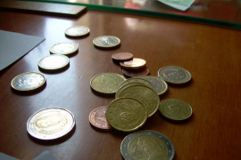 La diferència del salari d'empleats de base de banca amb els sector de comerç i turisme és gairebé de 7000 euros (els treballadors de comerç i turisme reben 17.830 euros anuals i són els pitjor retribuïts)