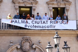 Cort penja una pancarta a la façana: ‘Palma, ciutat refugi’