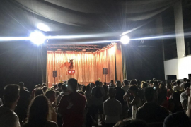 Desenes d'espectadors han mostrat la seva solidaritat amb el raper exiliat.