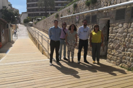 Una nova passarel·la de fusta permet arribar a la platja de Cala Major de manera accessible